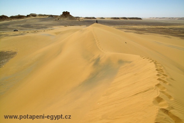 Mezi oázami Farafra a Dakhla / Between Farafra and Dakhla Oasis