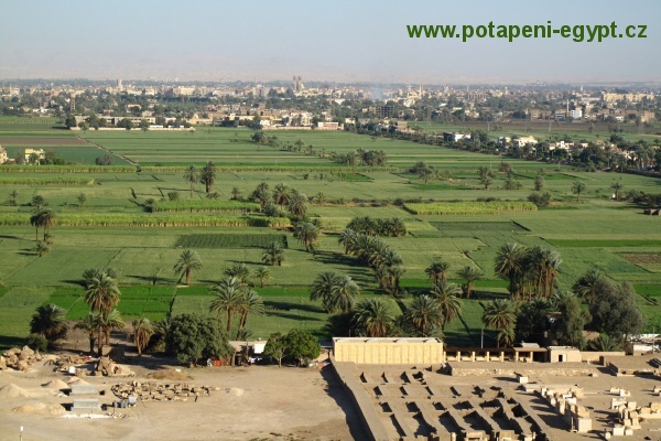 Pohled na Gaziru a Luxor od kopců / View over Luxor and Gazira from the mountains