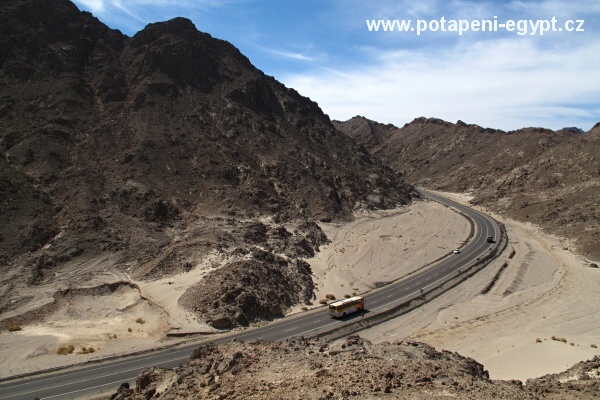 Z Luxoru do Hurghady, hory nad Safagou / From Luxor to Hurghada, Mountains above Safaga